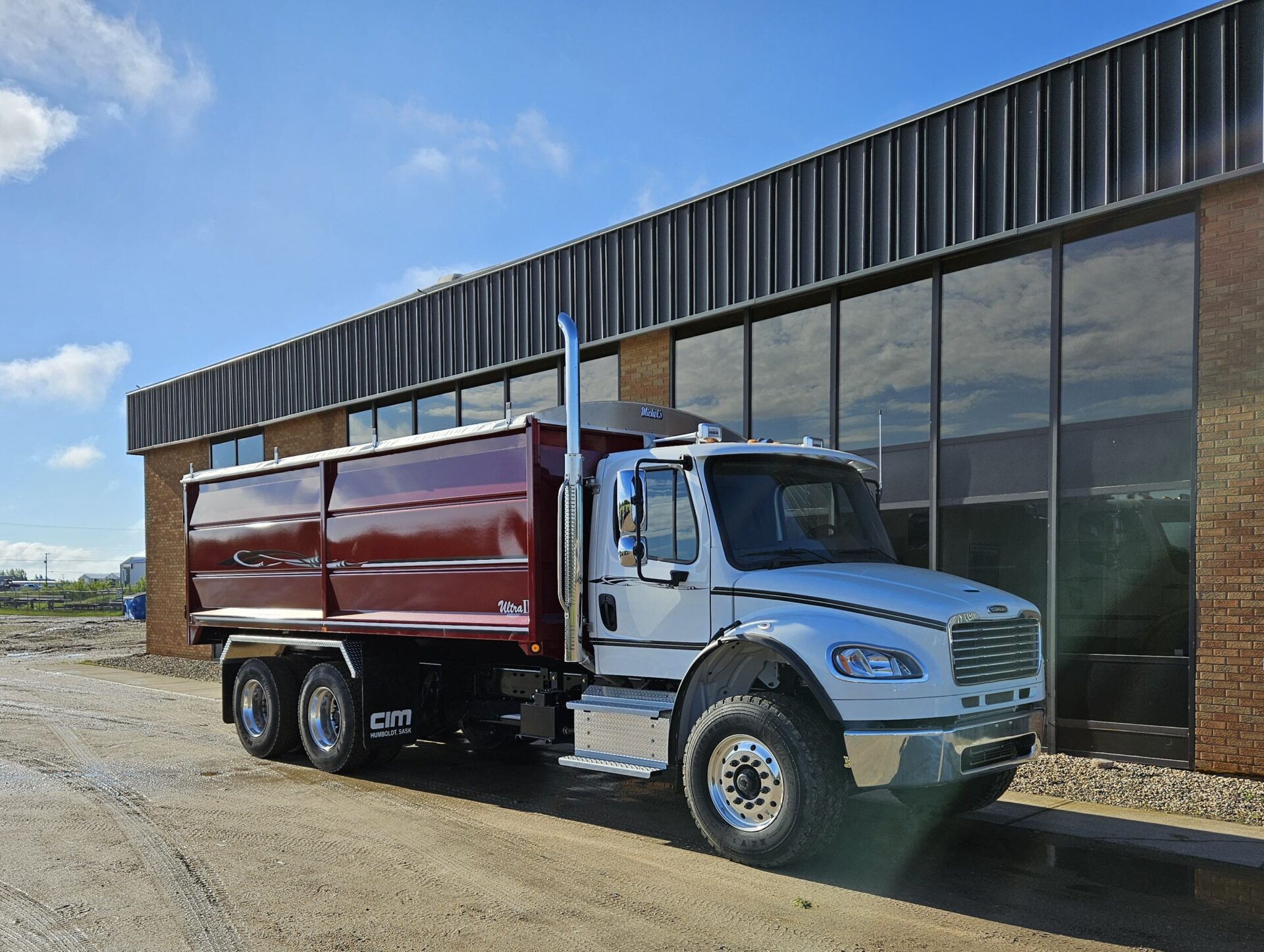 Ultra 2 V.2 CIM Gravel Body red color truck image